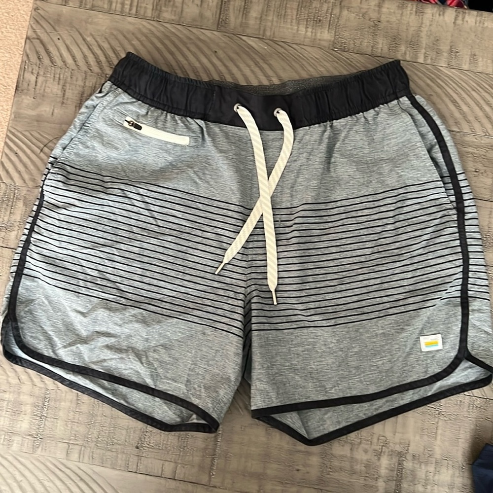 Vuori Shorts Mens Gray Striped Athletic Elastic Waist Drawstring Shorts - 5”
